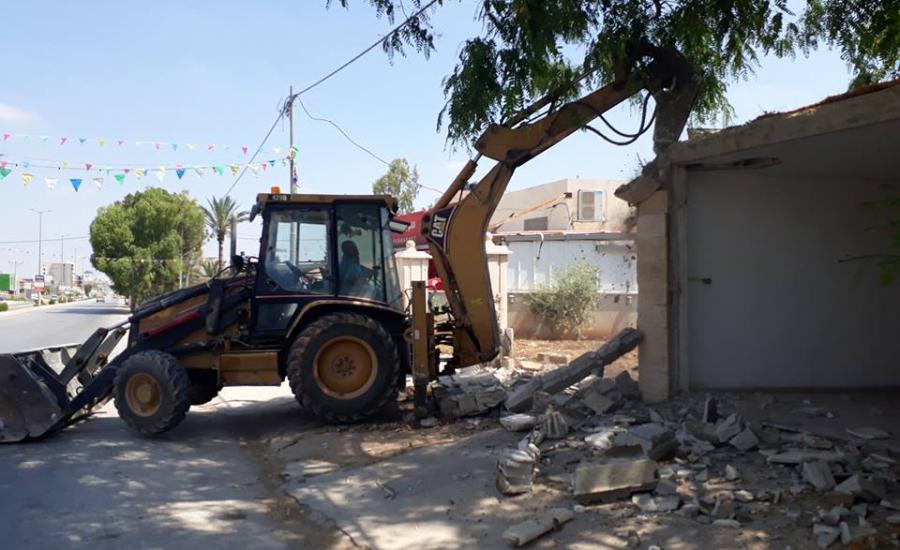 بلدية جنين تواصل إزالة التعديات في شارع الناصرة