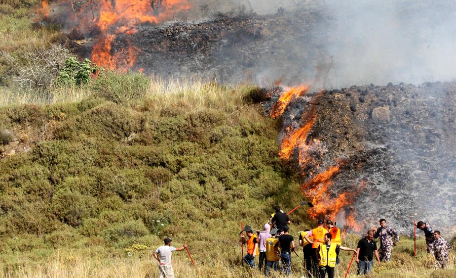 مستوطنون يحرقون اراضي في نابلس 