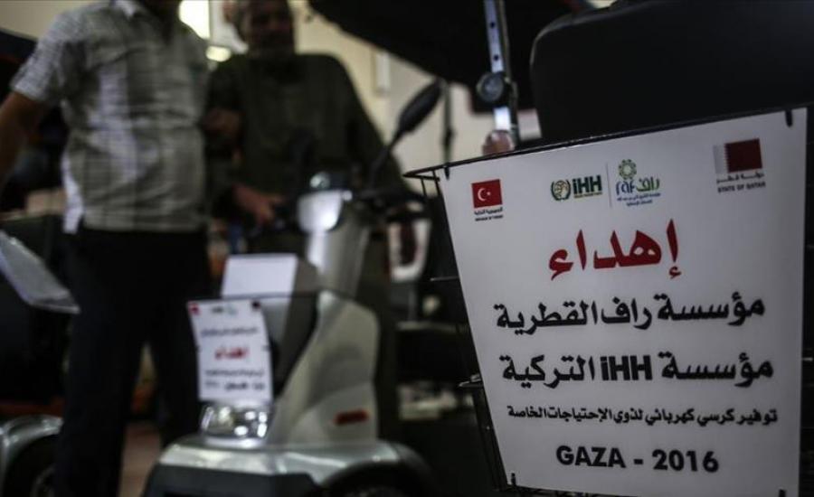 "IHH" التركية و"راف" القطرية توزعان عربات كهربائية لذوي الإعاقة في غزة