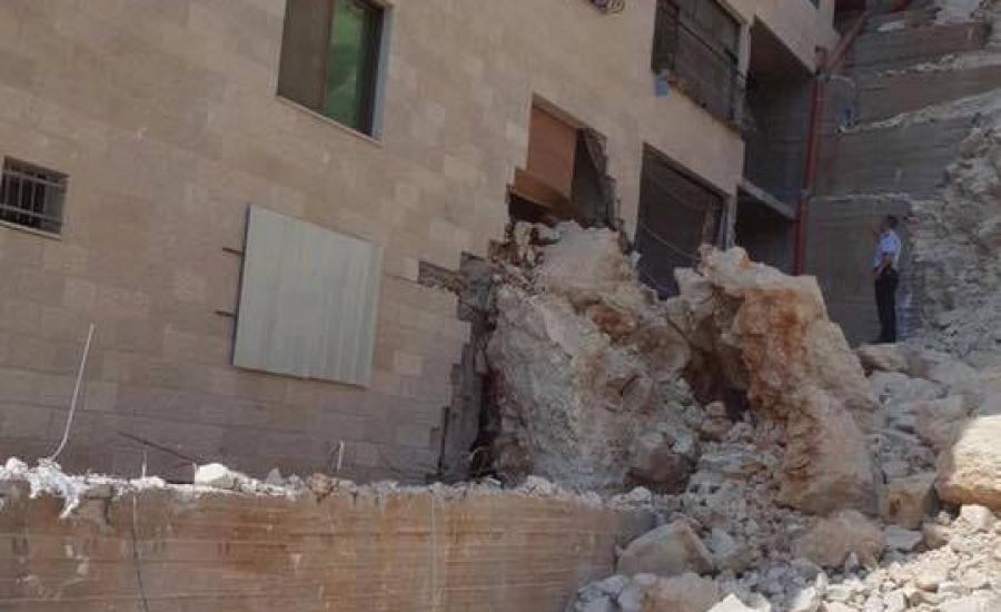إصابة 3 مواطنين بانهيار صخري في نابلس