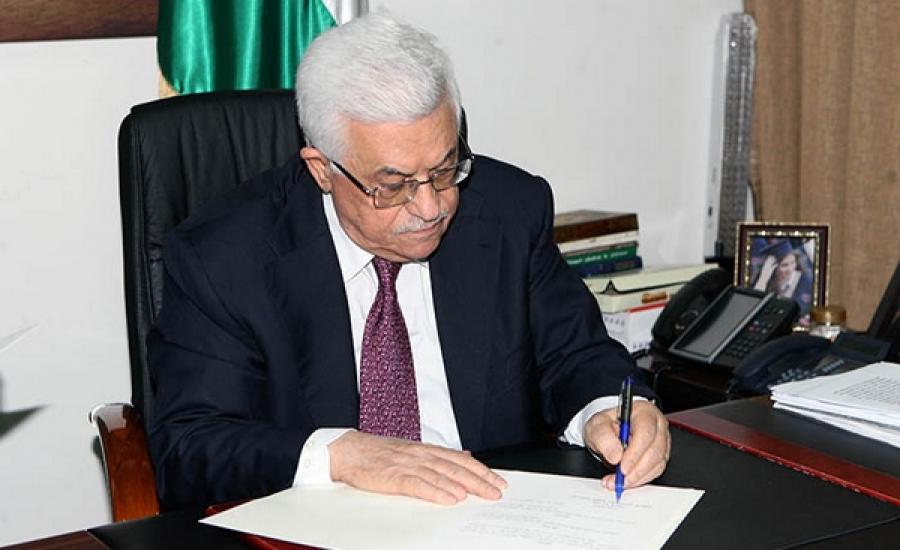 الرئيس محمود عباس أثناء التوقيع