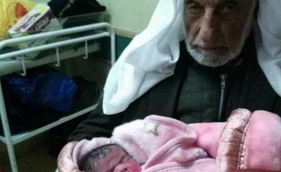 مسن فلسطيني رزق بطفلة 