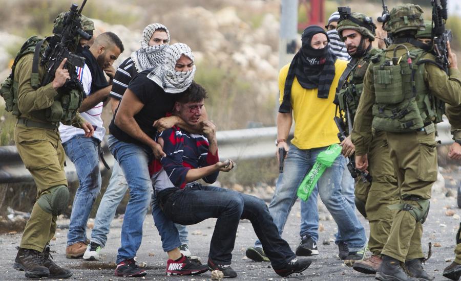 الجيش الاسرائيلي يعذب الفلسطينيين خلال اعتقالهم 