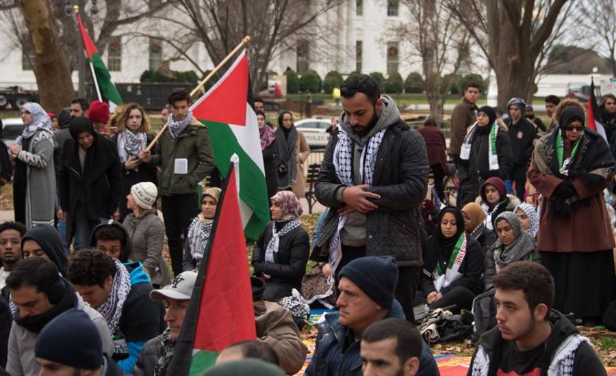 الكوفية الفلسطينية على رؤوسهم.. المئات يؤدون الجمعة أمام البيت الأبيض