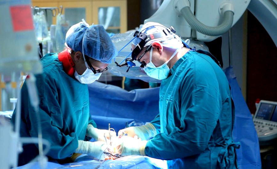 رجل يصبح بقلبين بعد عملية جراحية نادرة وناجحة 