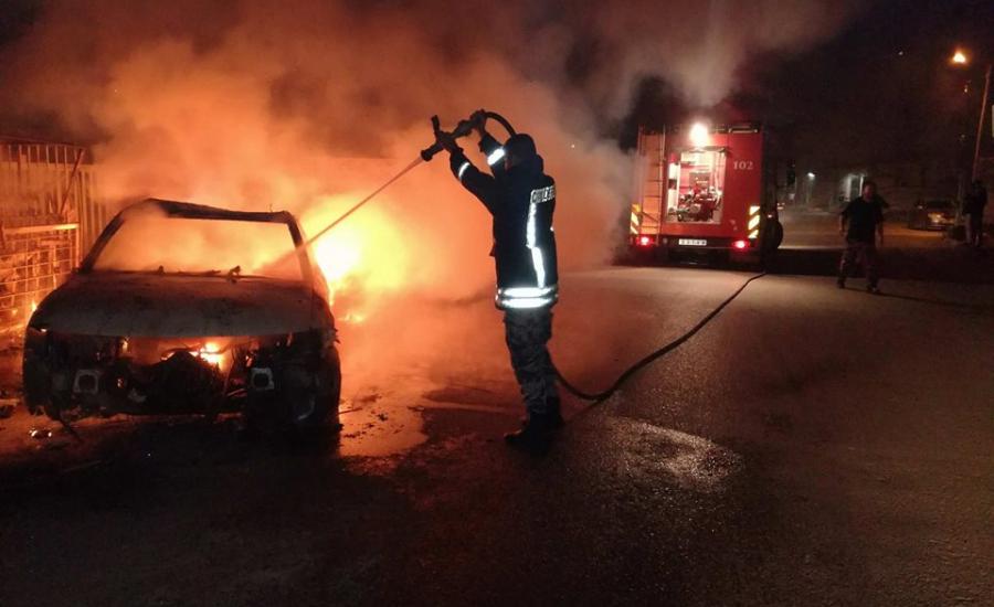 الدفاع المدني يخمد حريقاً اندلع في سيارة ببلدة الرام شمال القدس
