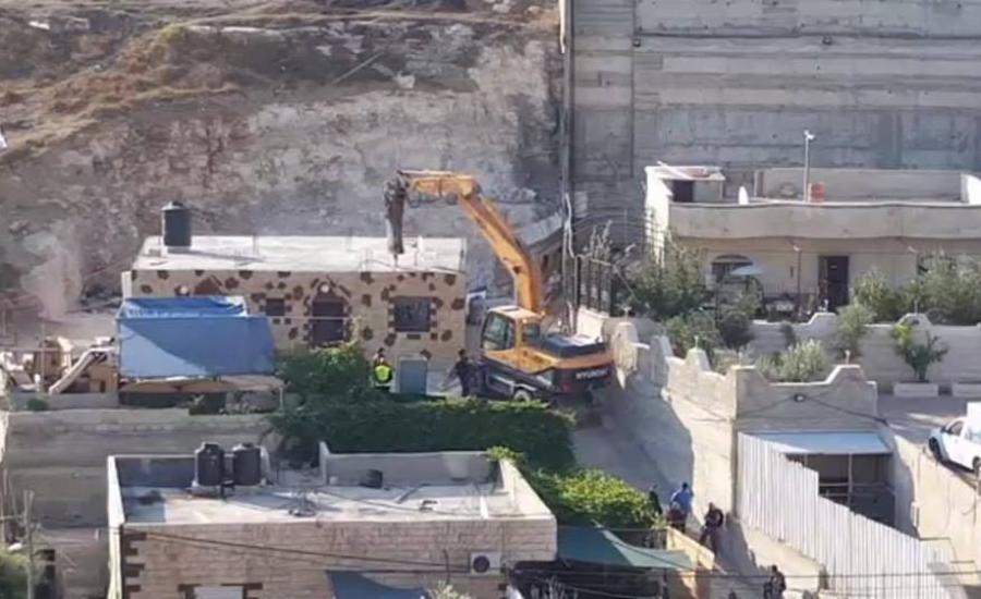 جرافات الاحتلال تهدم منزلين في سلوان بالقدس 