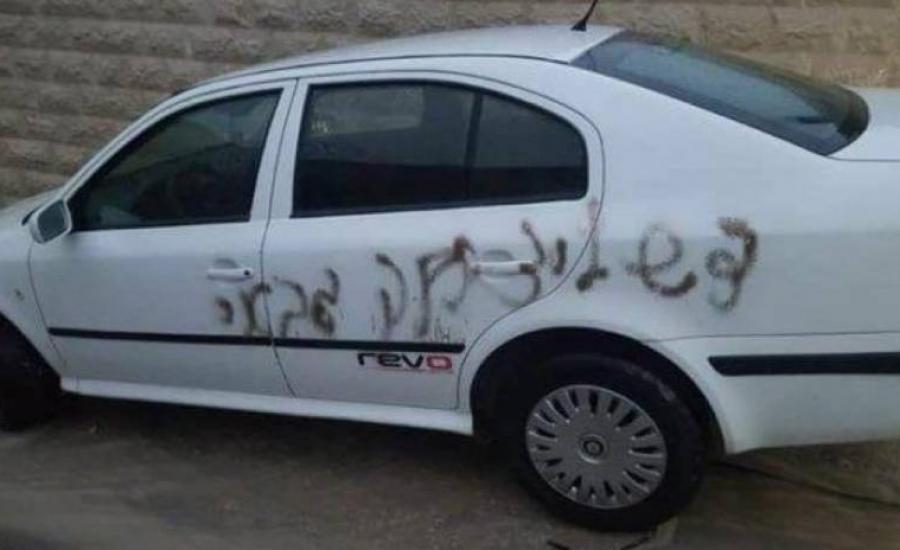 مستوطنون يخطون شعارات عنصرية على مركبات فلسطينية 