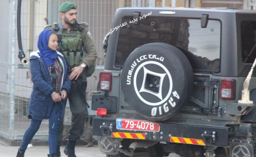 اعتقال فتاة فلسطينية في الخليل 