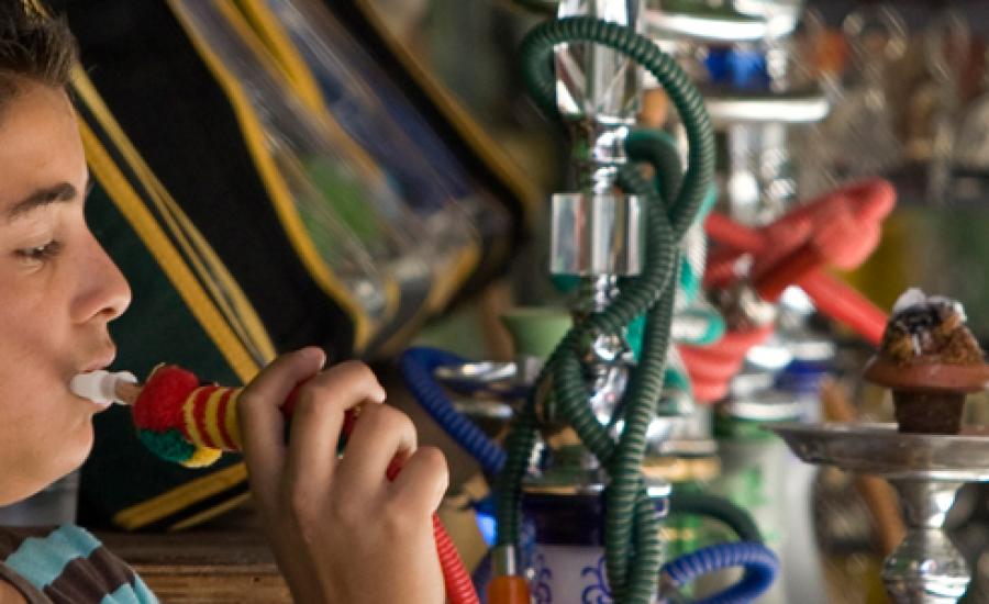 اطفال يدخنون الارجيلة في رام الله 