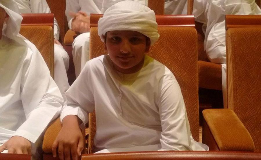 طفل اماراتي يشتري لوحات سيارات