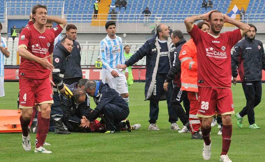 وفاة لاعب كرة قدم بعد أن اصطدمت الكرة في صدره