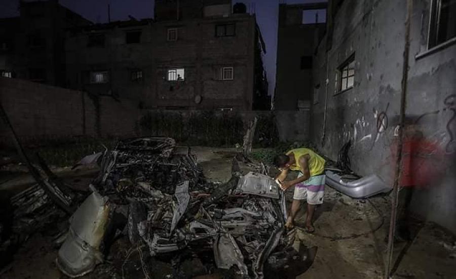 طائرة إسرائيلية تطلق صاروخاً اتجاه مركبة فلسطينة وتدمرها بالكامل 