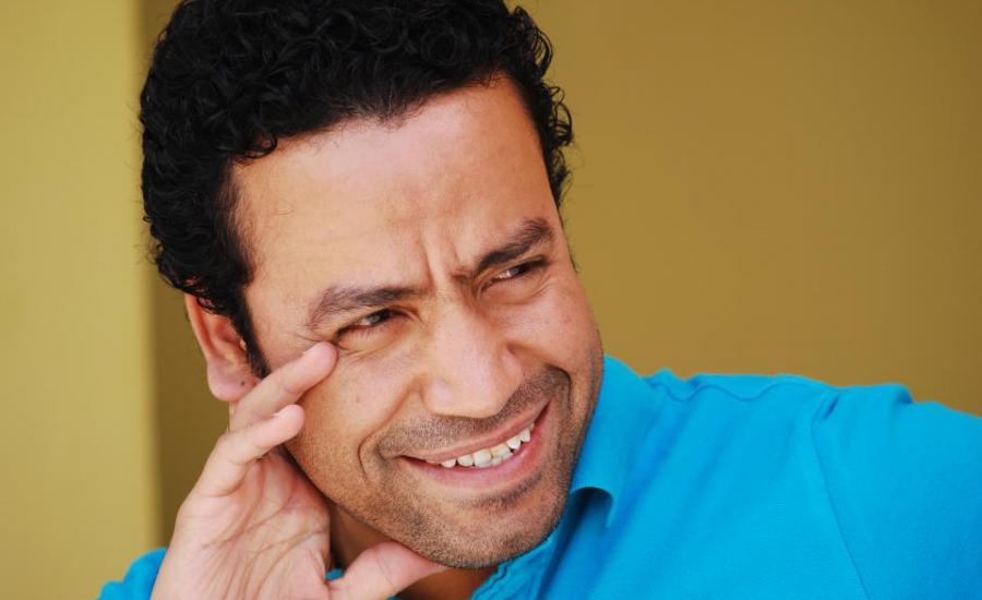 ممثل مصري يسقط في بالوعة صرف صحي