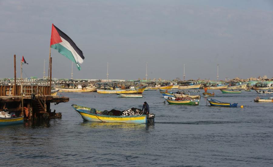 الاحتلال يقلص مساحة الصيد في بحر غزة