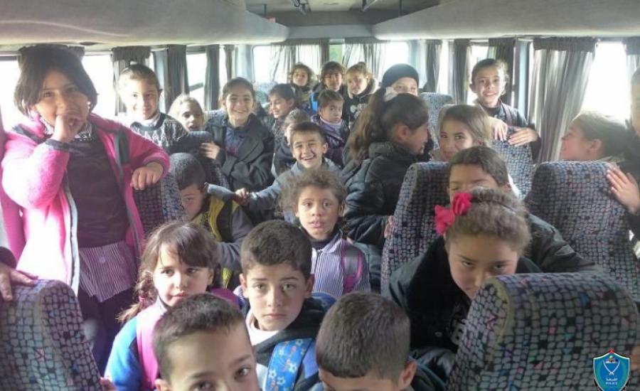 ضبط حافلة نقل طلاب بحمولة زائدة بلغت 18 طالب في الخليل