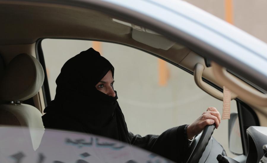 مقتل سعودية كانت تقود سيارة عائلية.. فقدت السيطرة واصطدمت بجانب الطريق