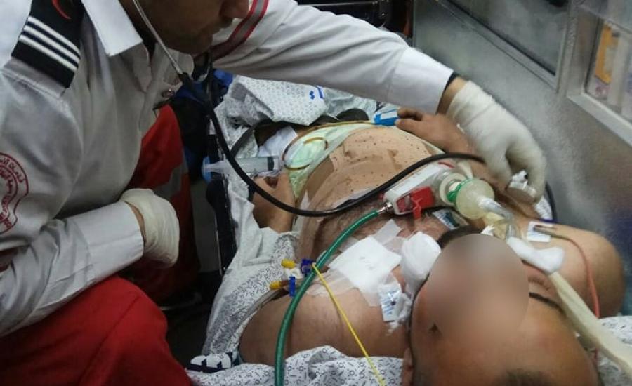 وصول الصحفي المصاب أحمد أبو حسين لمجمع فلسطين الطبي برام الله