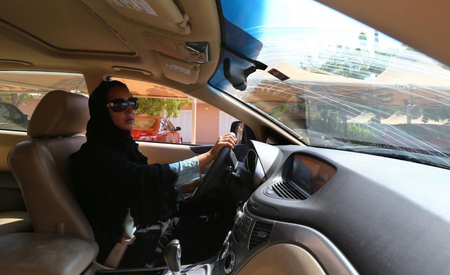 السعودية تعلن أنها ستسمح للمرأة بقيادة الشاحنات والدراجات النارية!