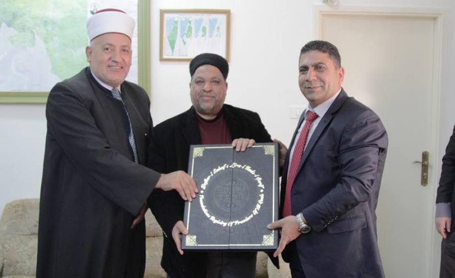 وزير الأوقاف يتسلم ملفات الأملاك الوقفية العثمانية في القدس 