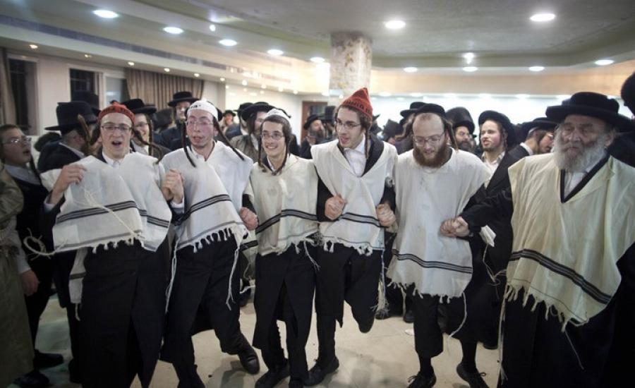 فرقة يهودية ترقص في البحرين 