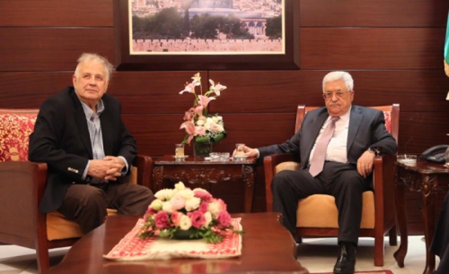الرئيس عباس يستقبل حنا ناصر