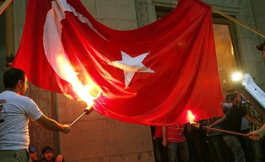 اليونان وحرق العلم التركي 