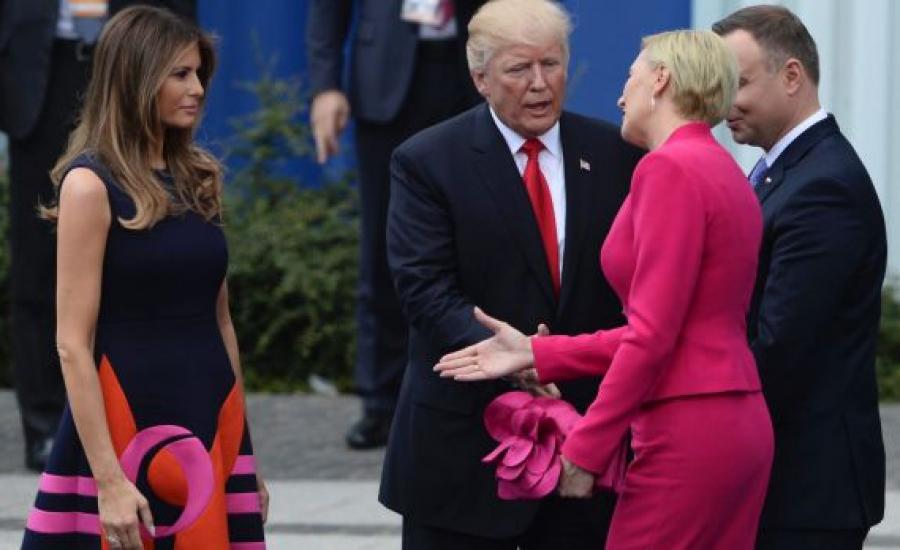 مصافحة زوجة رئيس وزراء بولندا وترامب 