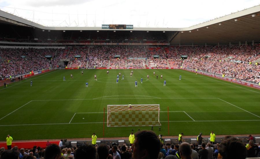 ناد إنجليزي يحول ملعبه للمشردين وحيواناتهم