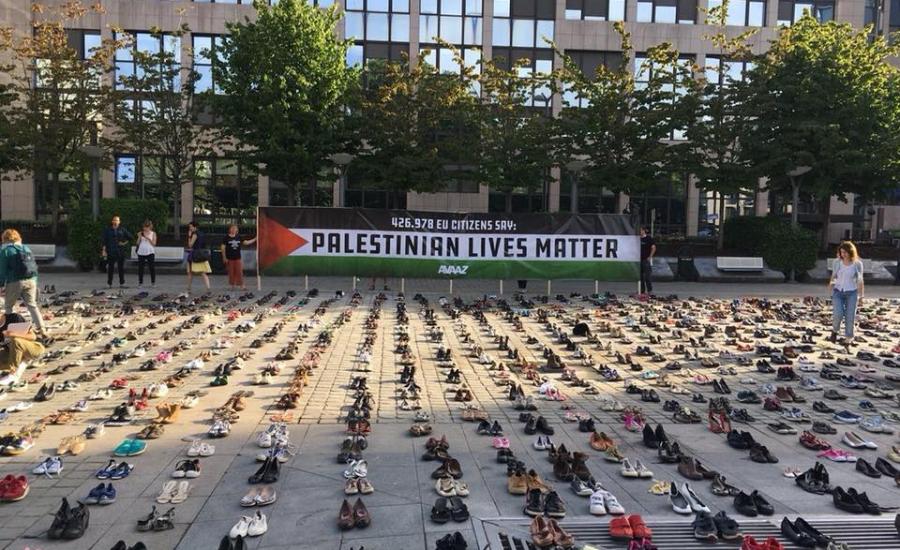 نشطاء يضعون 4 آلاف حذاء أمام الاتحاد الأوروبي دعماً لفلسطين