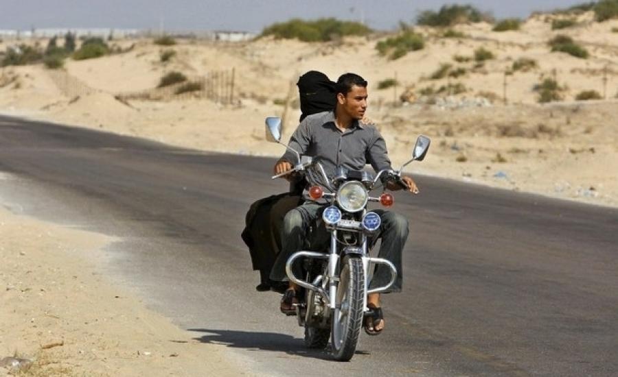 شرطة غزة تمنع النساء من ركوب الدراجات النارية 