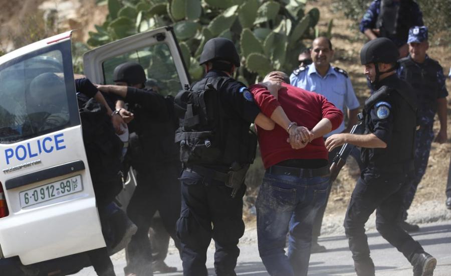 الشرطة الفلسطينية تلقى القبض على شخص طعن والده واثنين من اقربائه 