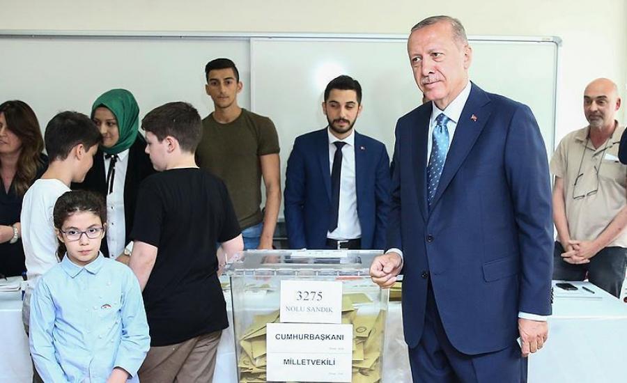 أردوغان يتصدر نتائج صندوقه الانتخابي الذي أدلى به صوته