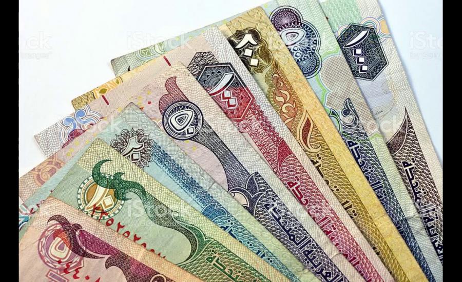مستول في دبي يجمع 100 الف درهم 