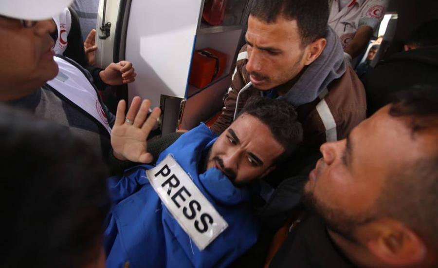 قناصة الاحتلال تستهدف 3 صحفيين على حدود غزة