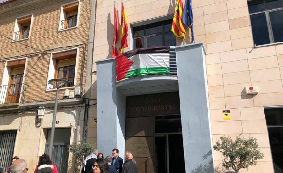 العلم الفلسطيني يرفع على بلدية سرقسطة الاسبانية في ذكرى يوم الأرض