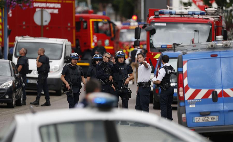 مسلح من تنظيم "داعش" يحتجز رهائن داخل متجر في فرنسا