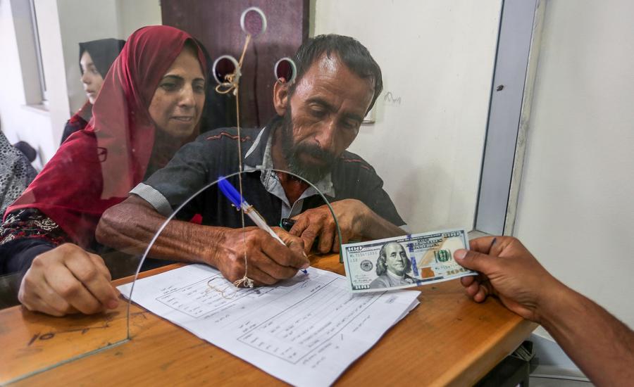 صرف منح مالية قطرية في قطاع غزة 
