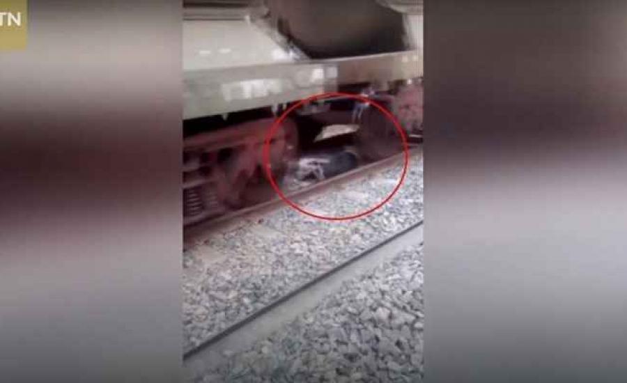 هندي ينجو بإعجوبة بعد أن استلقى تحت القطار!!