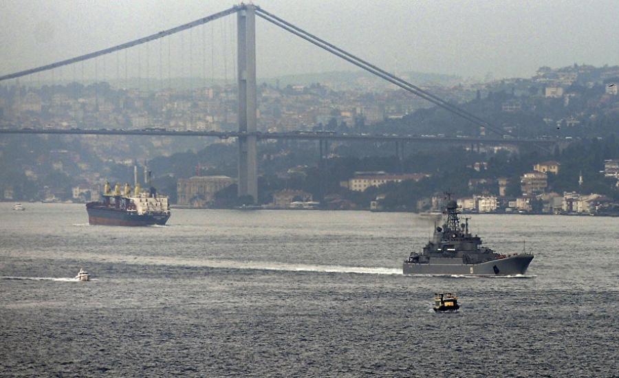 مدمرة امريكية اسفل جسر البسفور في اسطنبول 