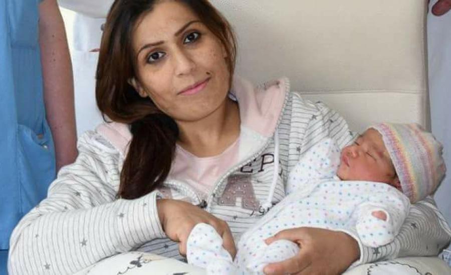 عائلة سورية لاجئة ترد الجميل للمستشارة الألمانية بتسمية طفلتهما بأنغيلا ميركل محمد