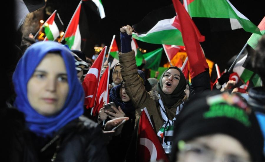 على وقع أناشيد وأغاني الثورة الفلسطينية ..الآلاف يتظاهرون في برلين