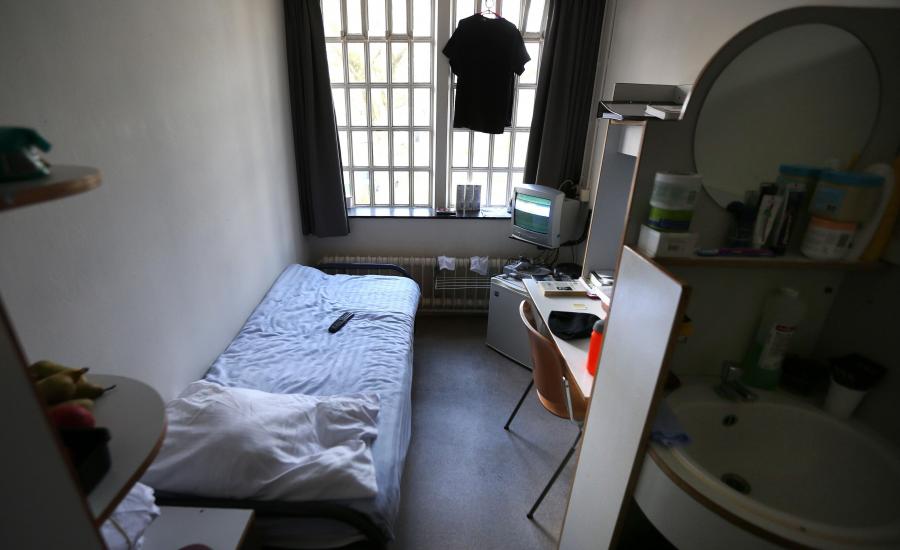 سجن هولندي 14 عاما بعد طعنه فتاة 16 مرة بشوكة طعام