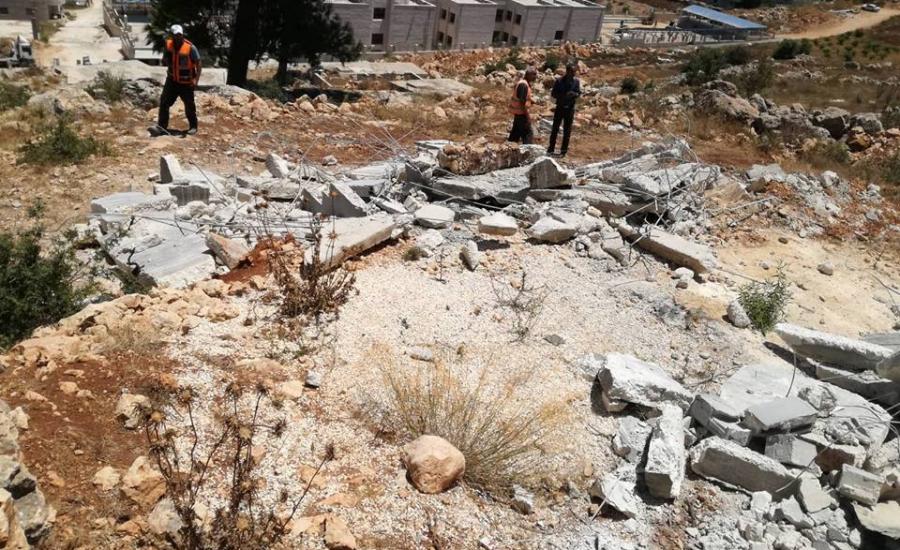 الاحتلال يجرف مجموعة من القبور شمال الخليل