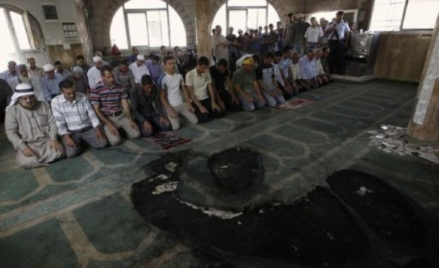 مصلّ يحاول احراق إمام مسجد نابلس  