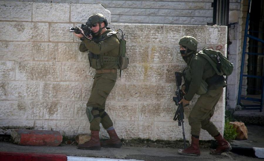اطلاق النار على شاب فلسطيني في الخليل 