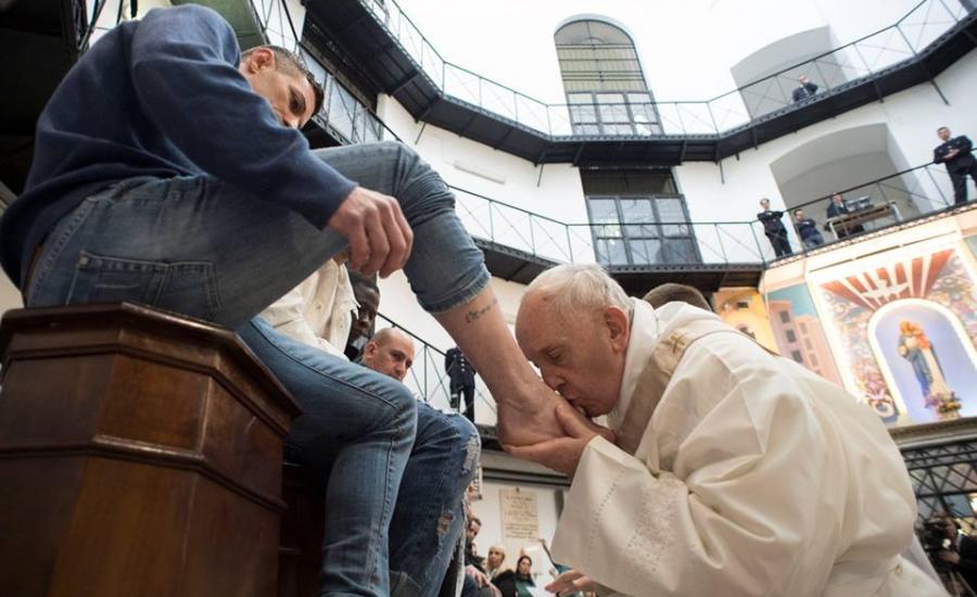 بابا الفاتيكان يغسل ويقبل أقدام 12 سجيناً بينهم مسلمان