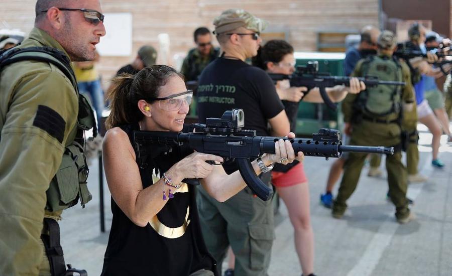 شركة اسرائيلية تدرب السياح الاجانب على قتل الفلسطينيين 