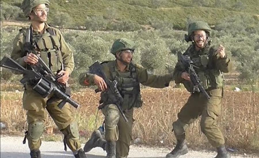 جندي اسرائيلي يقفز فرحا بعد ان اطلق النار على فلسطيني 