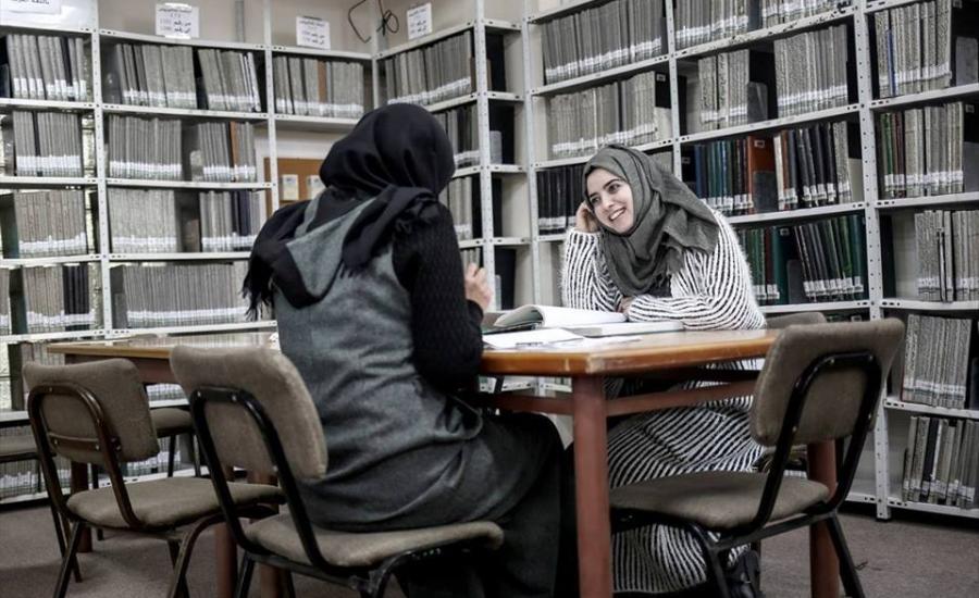 طالبة تركية تدرس في غزة 